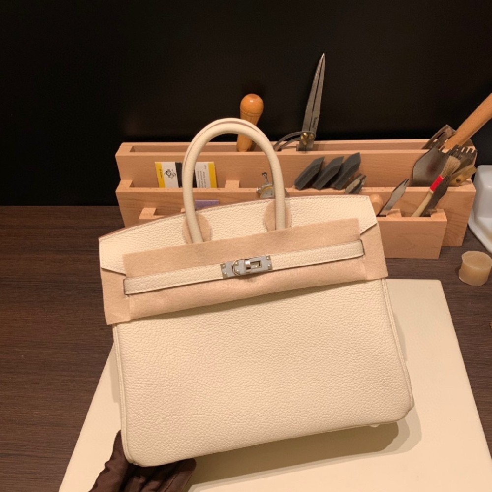 new stock😘 Birkin  25  万年经典款 togo 奶昔白 银扣 有望挤进金刚色的势头 很火爆 也是超级耐看好搭⚪️