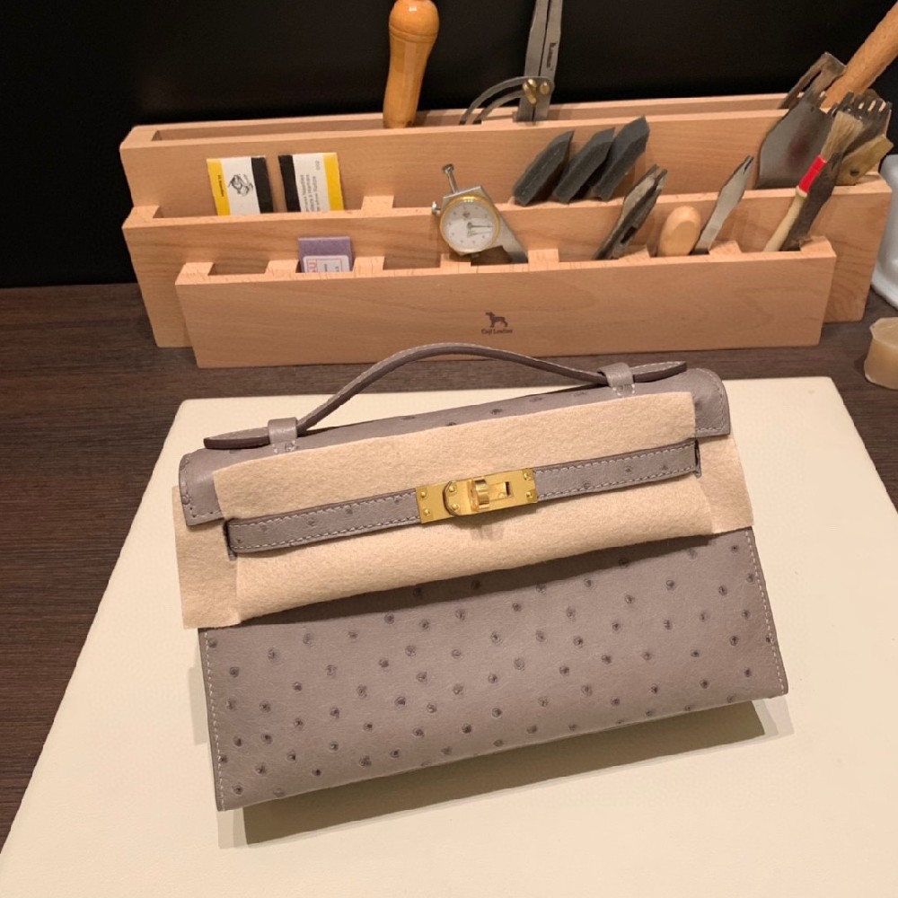 现货🤍Kelly pochette 一代手拿包容量感人 满足日常出门所需～南非kk ostrich鸵鸟皮沥青灰 金扣  灰色暖色系列 可以选它