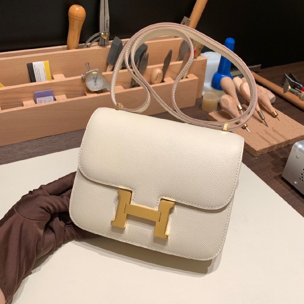 现货😯constance 19cm epsom cc10奶昔白  金扣很适合 一年四季的搭配衣服的单品 简称仙女色