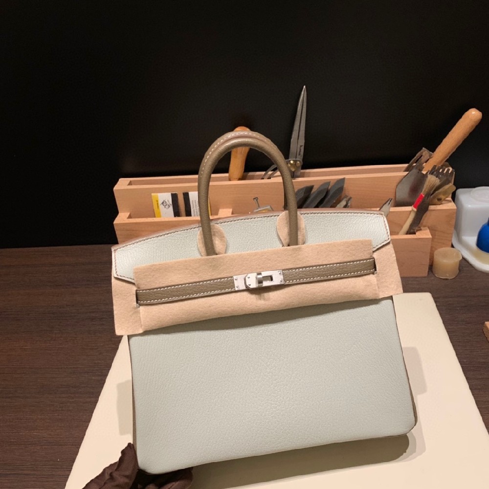 最美拼色系列 现货👏25cm birkin 山羊皮 珍珠灰拼大象灰 拉丝银扣   选用了比较亮的经典色 两个灰色的融合 碰撞出不同的火花   显高级又百搭 当珍珠灰遇上大象灰 简直是极品绝美