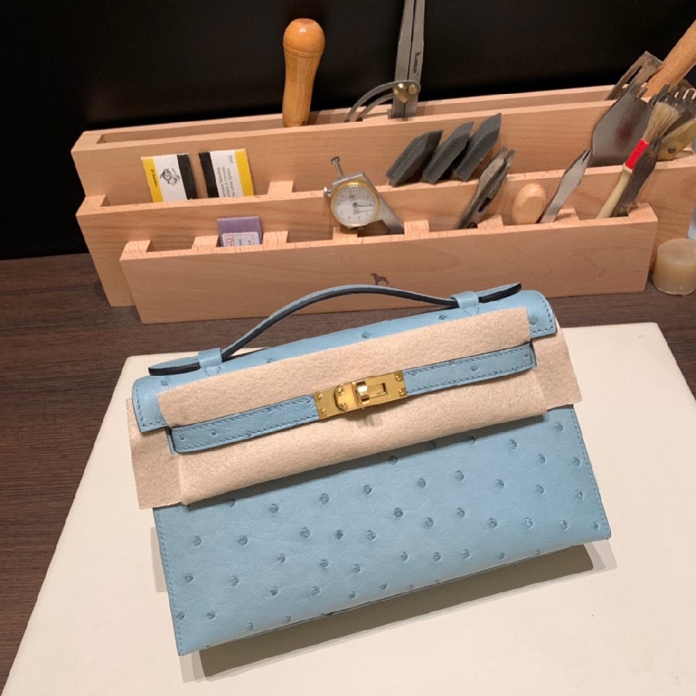 现货💙 Kelly pochette 一代手拿包容量感人 满足日常出门所需～南非kk ostrich鸵鸟皮亚麻蓝 金扣 淡淡的蓝色 清新且别致可爱