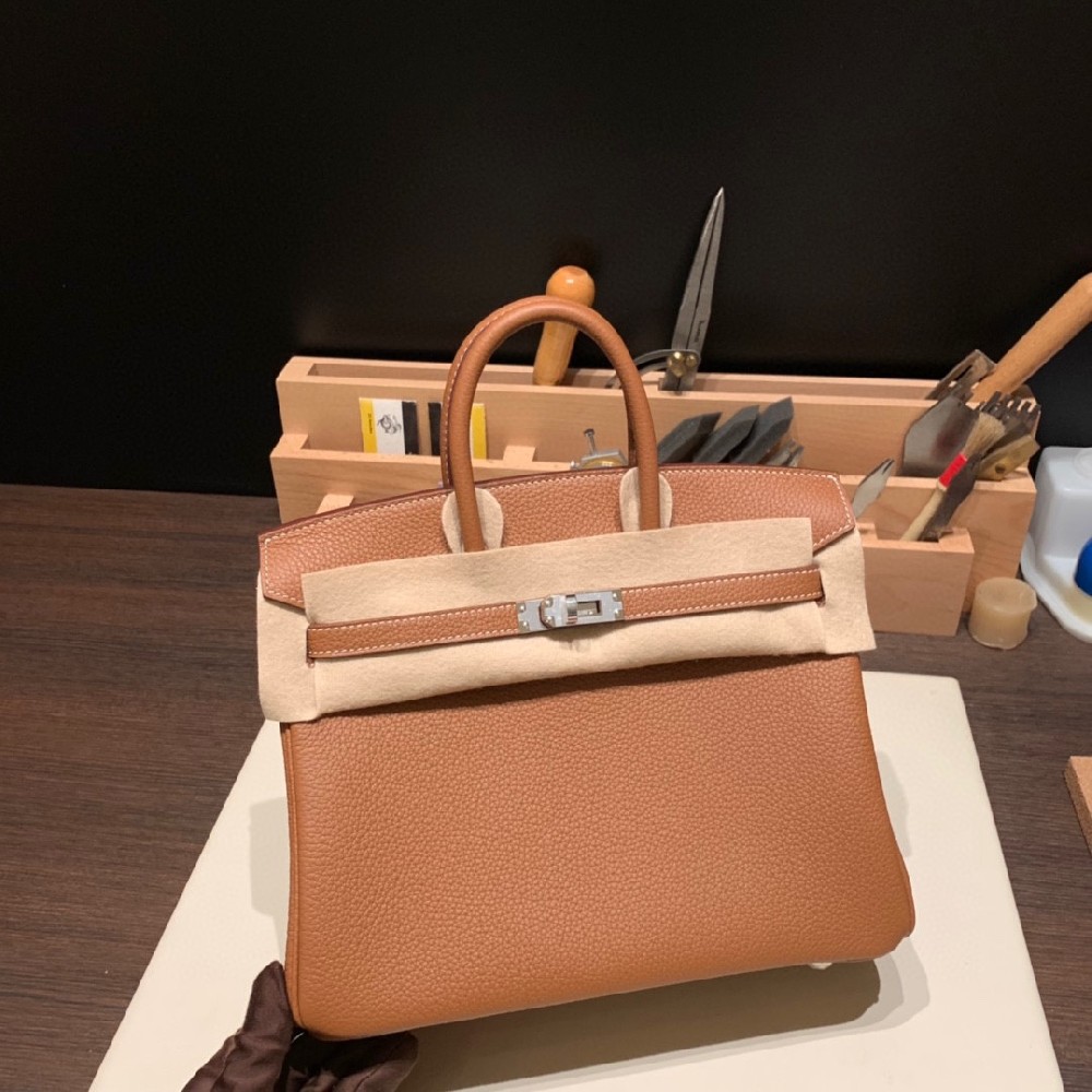 现货 ♥️25cm birkin 久久不上图却每天都在出货的万年经典款👏37 金棕 银扣togo皮细腻柔软 更是搭配各类秋冬大衣的百搭单品