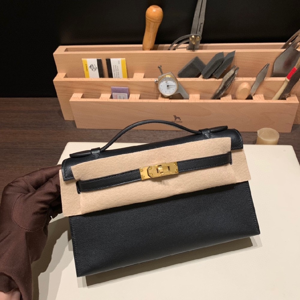 少量现货 😘kelly pochette swift 万能经典 不可抗拒的黑色 搭配金扣 带有一点点酷酷的感觉 [得意]美貌百搭 轻便能装的就是完美的 👏
