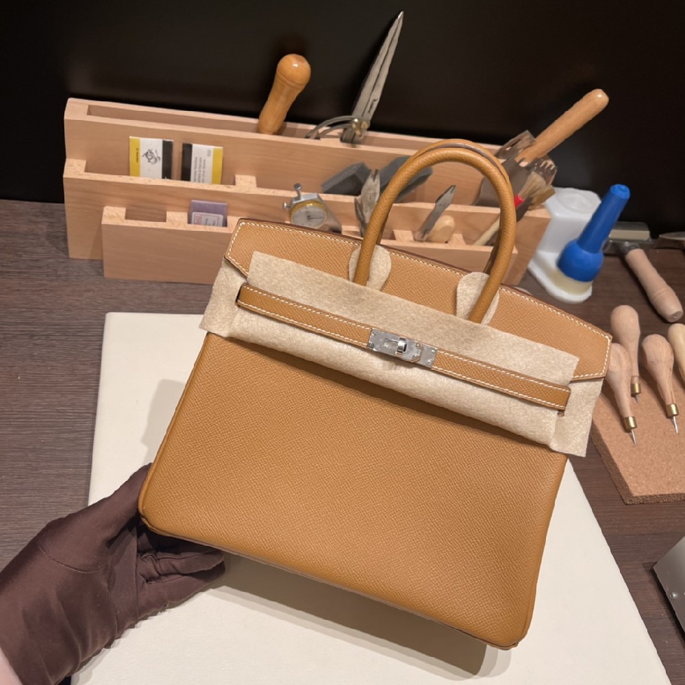 Birkin 25  金棕 银扣💫   Epsom比togo皮更加硬挺 版型完美 〰️经典耐看 公务休闲皆🉑  着货量日常使用也是足够的