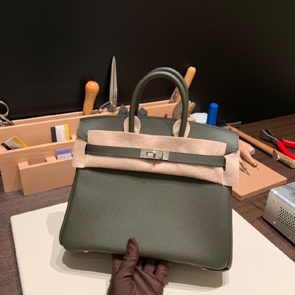 Birkin 25 C6灰绿 银扣💫   Epsom比togo皮更加硬挺 版型完美 〰️经典耐看 公务休闲皆🉑  着货量日常使用也是足够的