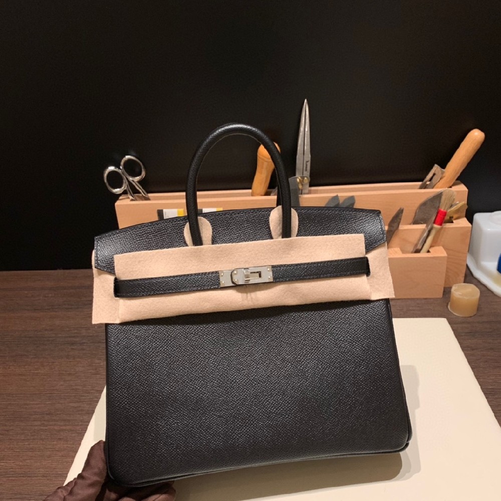 Birkin 25 89黑 银扣💫   Epsom比togo皮更加硬挺 版型完美 〰️经典耐看 公务休闲皆🉑  着货量日常使用也是足够的