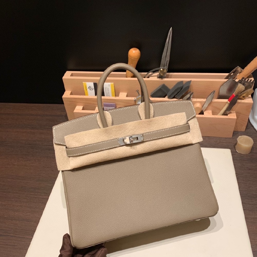 Birkin 25 18大象灰 银扣💫   Epsom比togo皮更加硬挺 版型完美 〰️经典耐看 公务休闲皆🉑  着货量日常使用也是足够的