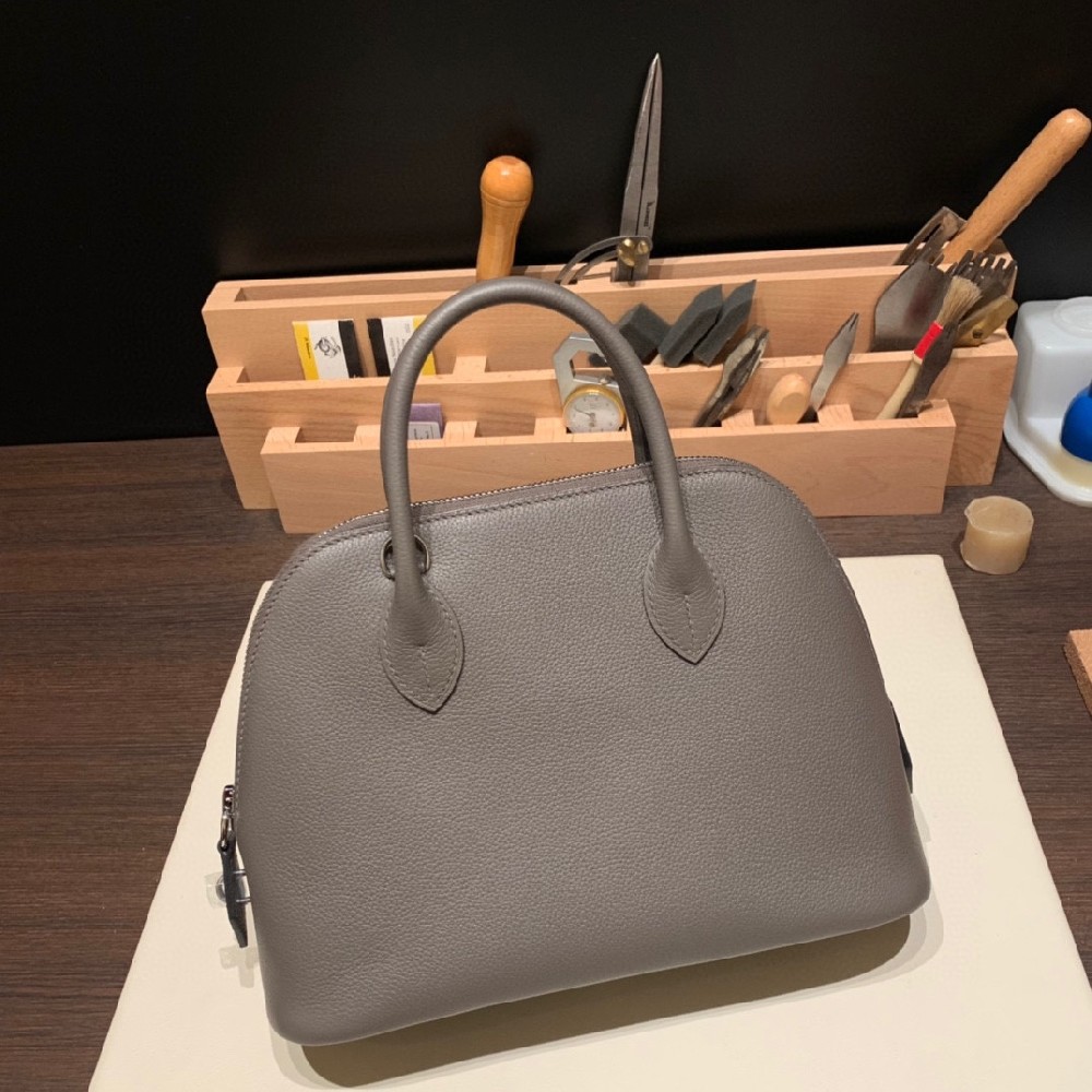 新size也是黄金尺寸 25cm bolide evercolor皮 上班通勤 使用很合适 低调又实用 且不挑年纪的款式 这两年日渐走俏 买入非常值得[好的]锡器灰 银扣