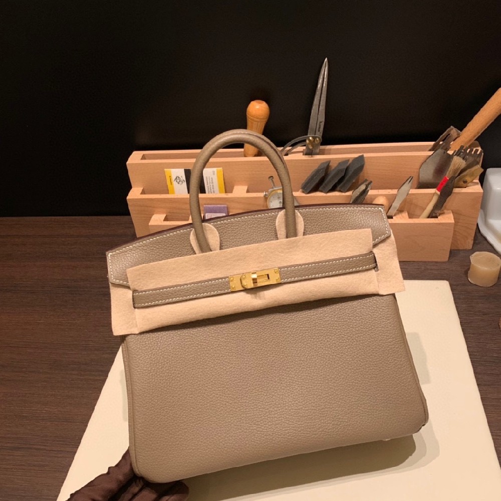 😘 Birkin  25  万年经典款 togo 大象灰 金扣 适合各种场合  很多人喜欢大象灰不是没有道理的既实用又时尚，浓浓的法式风格，一种优雅的生活方式☕