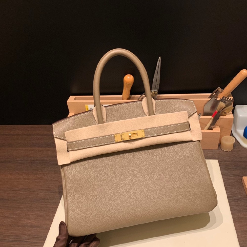 👏30cm birkin togo 大象灰 金扣   经典色之一 不用多介绍啦 对它很熟悉 百搭好看气质 搭配金扣 更百搭霸气