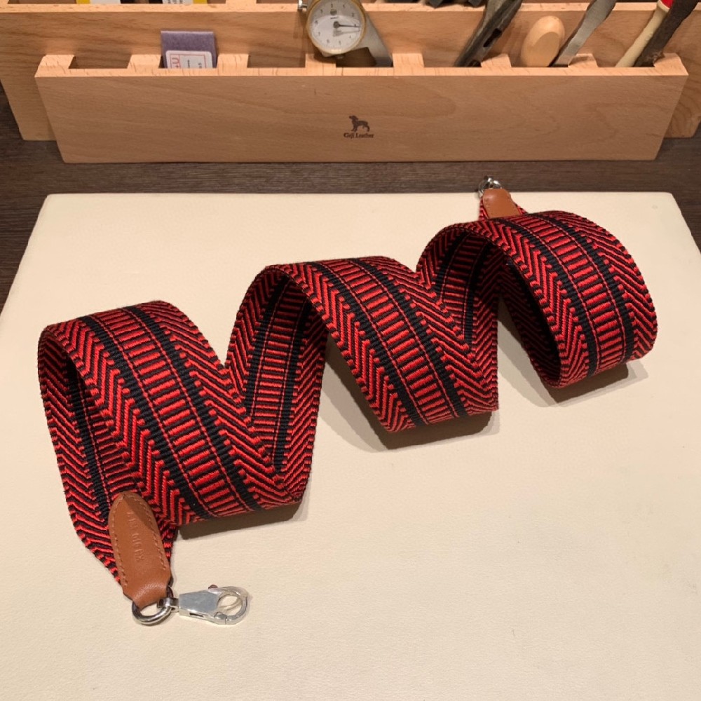 百搭 Sangle Cavale 肩带 宽版织带  必备百搭时尚单品！三个尺寸：75、85、105、