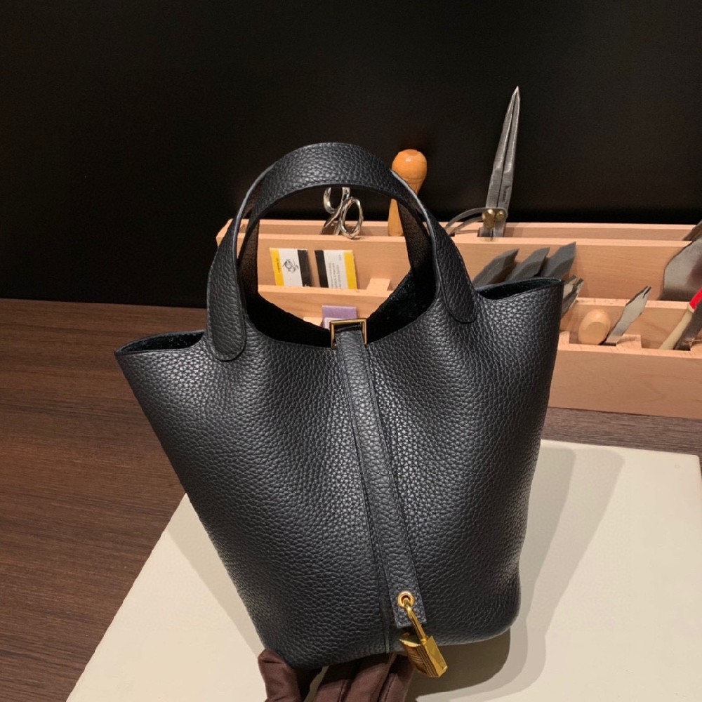 Picotin lock 菜篮子 Clemence 黑色 金扣  💫  入门首选 虽然不大但是很能装 属于好看和实用兼具的一款  系个twilly 恰到好处的小点缀〰️