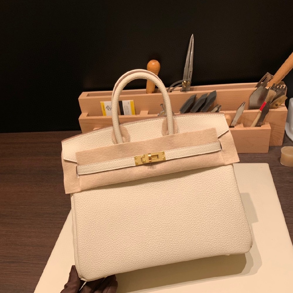 new stock 😘Birkin  25  togo 奶昔白 金扣  奶昔白真的属于让人欲罢不能的颜色    这应该是每个小仙女这辈子必须入的颜色之一          [爱心]好看 绝美