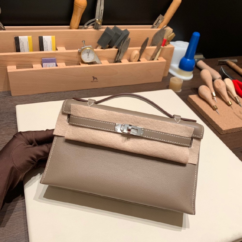 😘18 大象灰 银扣 kelly pochette 软软的swift皮 金刚色 呈现优雅知性的气质 闭眼入的一个主色