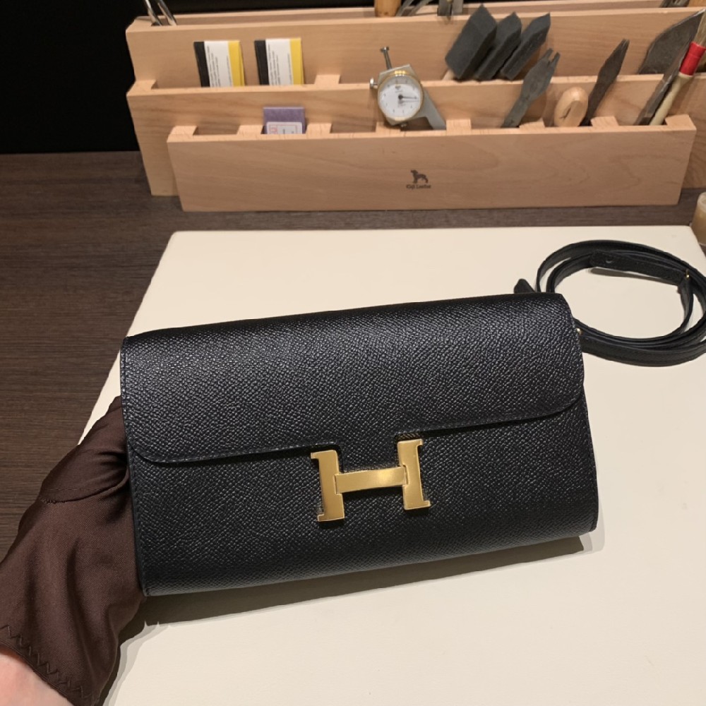 new stock💗constance to go 以长款的造型增加可拆卸的肩带 经典造型➕价格优势 既可以用做钱包 也可以斜挎单背 成为了众多人心中的喜爱原厂epsom 黑色 金扣