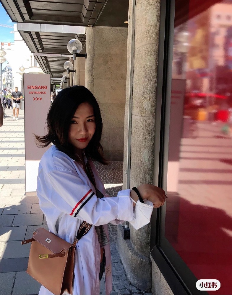 搭配不同的花色编织肩带 既不会抢了本身包包的风头 更能给这个包增添不同的独特色彩