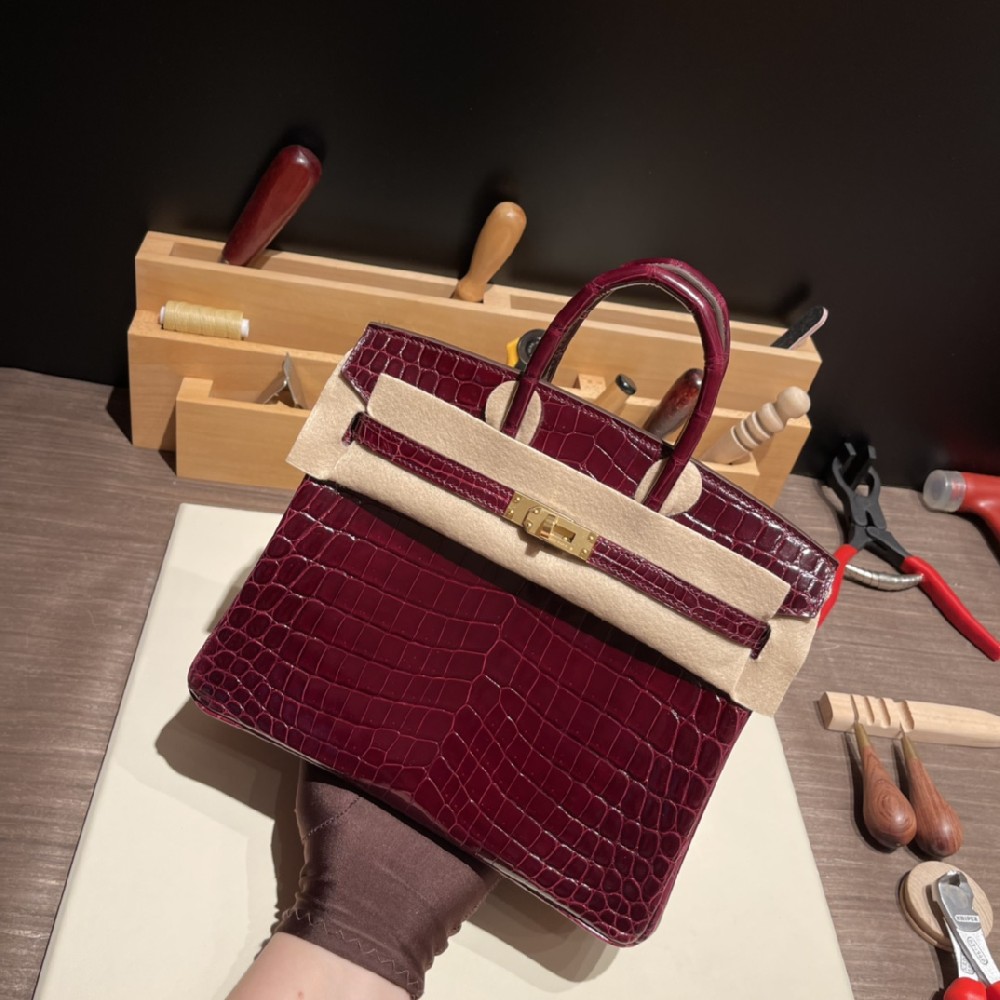 57波尔多酒红Bordeaux  金扣 birkin 25  一个很纯正的颜色 就像一杯可口的🍷成色非常棒除了美 不知道用什么形容 💖每个女生都必须拥有一只！值得收藏一辈子的包包[机智]
