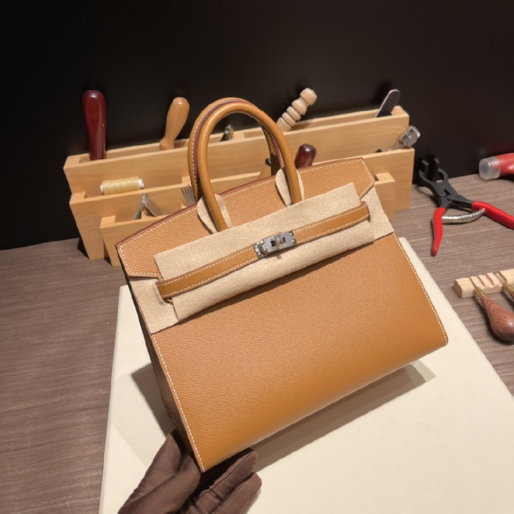 Birkin Sellier外缝 25cm  Epsom皮   37Gold 金棕  银扣 “匠♥新 ”之作，拿到的瞬间觉得它帅炸了！精致硬挺，超级帅气！[哇]