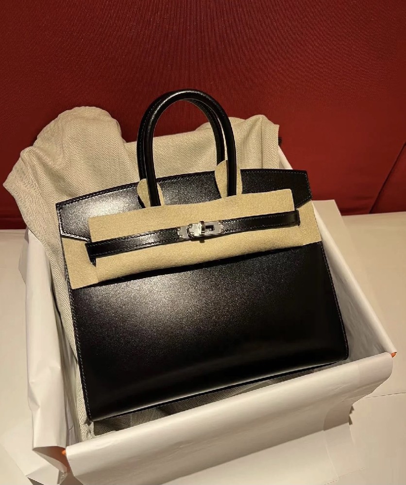 box皮 特有的手感和光泽度真的值得仔细品尝不耐磨也是真的 但是不影响每个人对它的追求和热衷当你正值青春年华 拥有它  是一件非常难得事情 美好 又值得纪念和收藏 😘