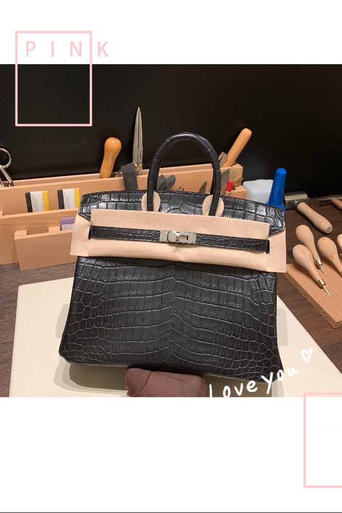 姊妹们 包永远不嫌多 而且错过这个最经典的雾面黑银 之后再想找可能就找不到了黑银 真的很百搭!💞