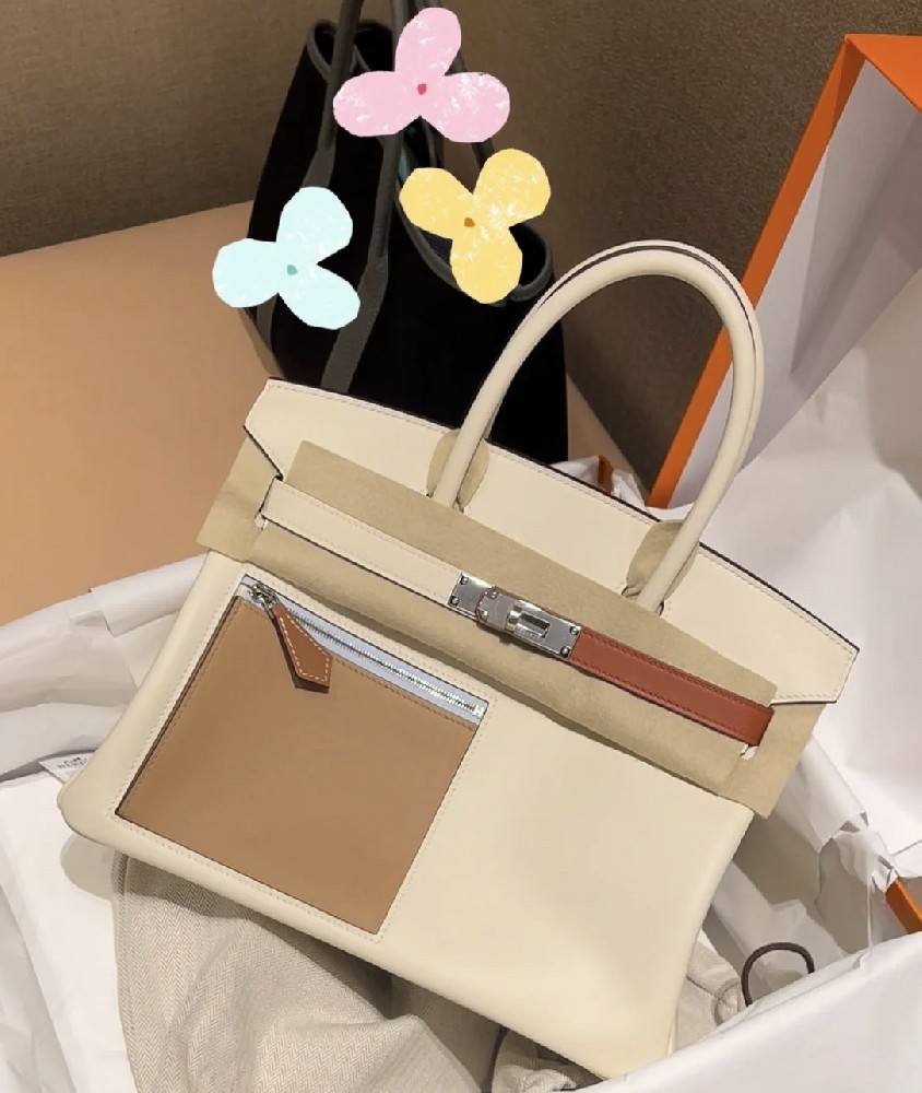 经典birkin 在这一季的新款加入Colormatic 拼色元素 包身愿选用swift制成 正面嵌入方形拉链口袋H家这一季 的新款 以前的包款重新yanyi 轻便能装 整体颜色都是十分夏天的颜色 让人眼前一亮 独特的细节设计特别吸睛✌️
