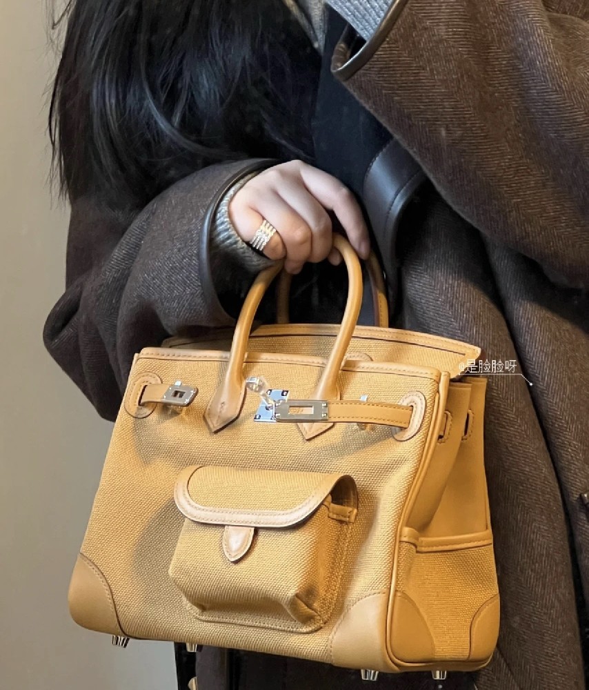 Hermes birkin cargo 芝麻色25cm正面有立体口袋，两侧也各有一个口袋背面有一个卡槽，实用且充满设计感~越野爱好的帅哥靓女们出游的必备单品!
