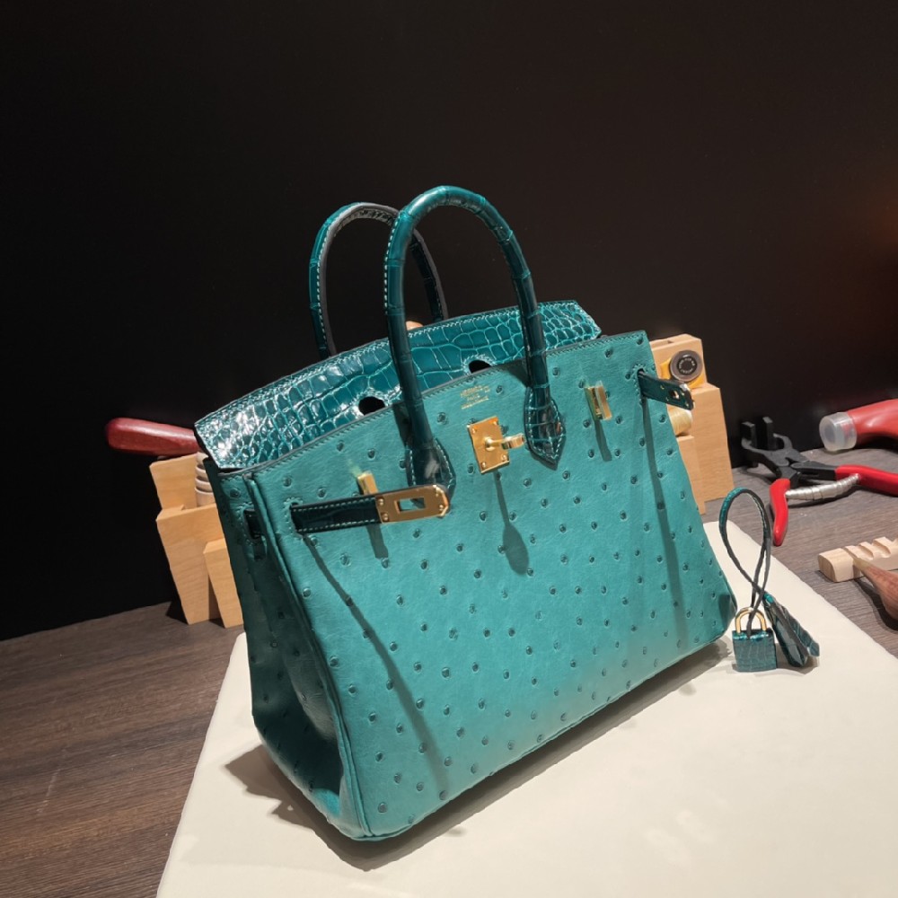 Malachite 孔雀绿鸵鸟/Vert Emeraude 翡翠绿 25cm birkin 一个完美的尺寸 不挑人   在鸵鸟皮质和鳄鱼皮质的相结合 贵气十足    别致惊喜 不容易撞色撞包 回头率超高哦