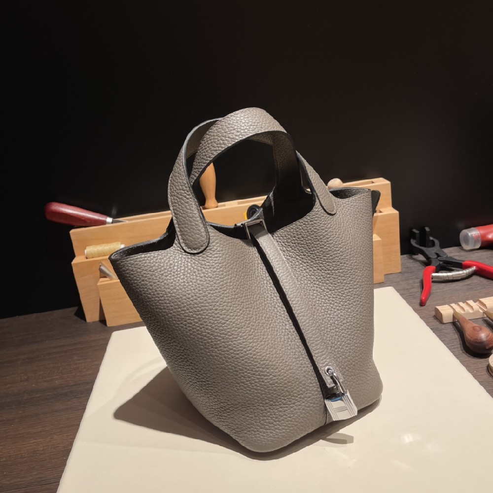 Picotin lock 菜篮子 Clemence 锡器灰 银扣  💫  入门首选 虽然不大但是很能装 属于好看和实用兼具的一款  系个twilly 恰到好处的小点缀〰️