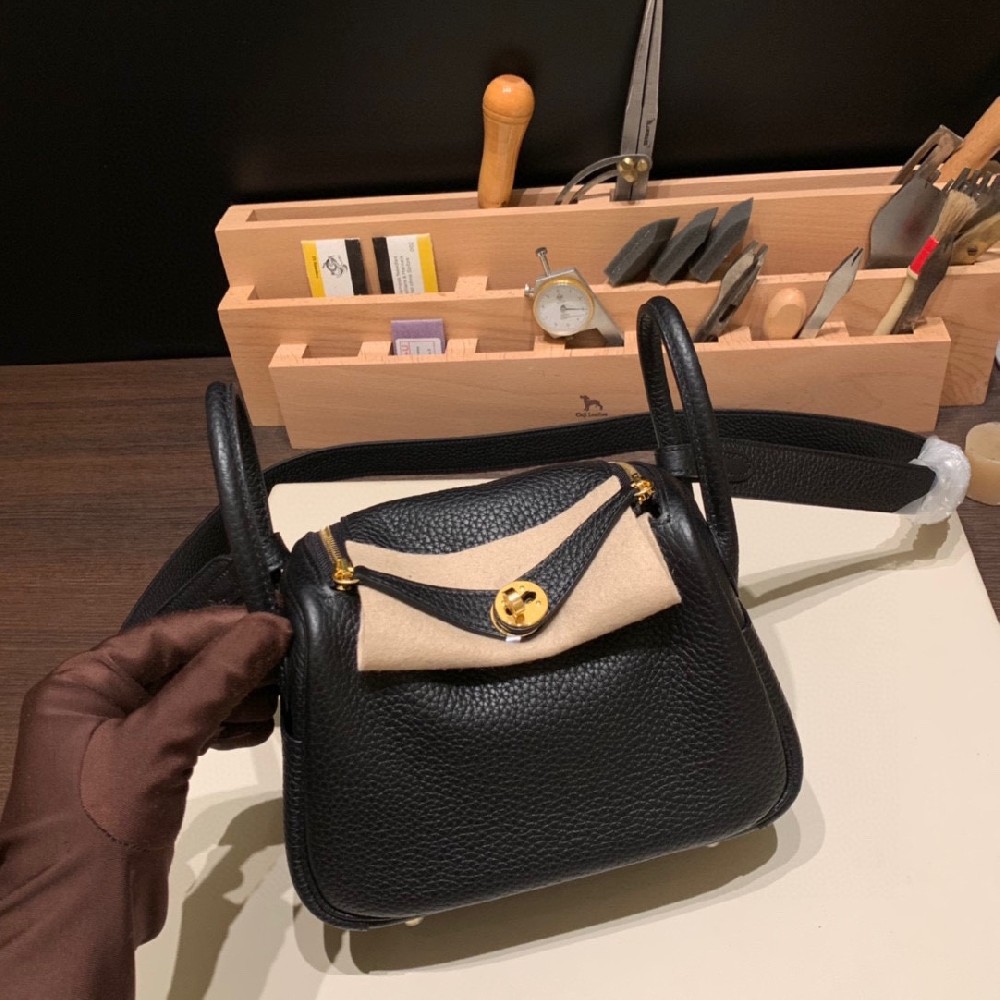 Mini lindy 可爱不止一点点 这个尺寸太Q了 轻巧还能装 不管小个子 还是高挑的美眉们都能轻松驾驭  上身效果 and 容量也是超完美 ❤️89 黑色 金扣 👏