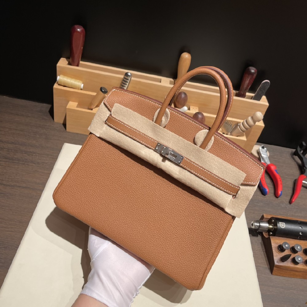 现货 ♥️25cm birkin 每天都在出货的万年经典款👏37 金棕  银扣togo皮细腻柔软 更是搭配各类秋冬大衣的百搭单品